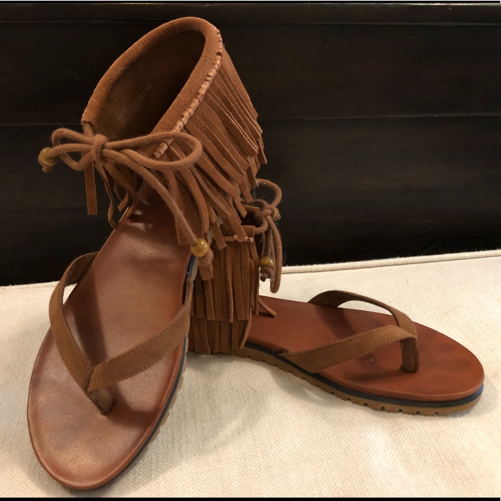 Brown sandals with fringe